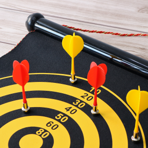 JOGO DE DARDOS DE PLÁSTICO MAGNETICO DUPLA FACE COM 4 DARDOS E 01 ALVO - ELJ0102