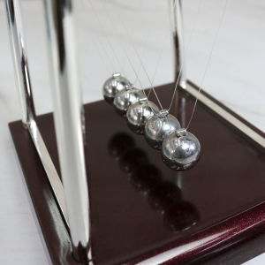 PÊNDULO DE NEWTON DE METAL 13,5 CM - 4307