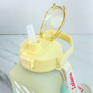 GARRAFA DE PLÁSTICO QUADRADA COM CANUDO E ALÇA 1,5LITROS - CA09731-AM