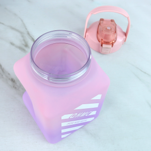 GARRAFA DE PLÁSTICO QUADRADA COM CANUDO E ALÇA 1,5LITROS - CA09731-RS