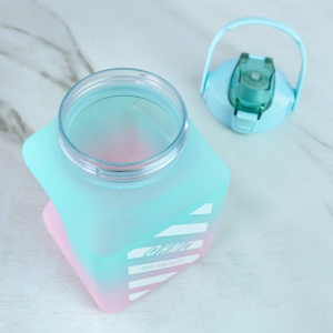 GARRAFA DE PLÁSTICO QUADRADA COM CANUDO E ALÇA 1,5LITROS - CA09731-VD