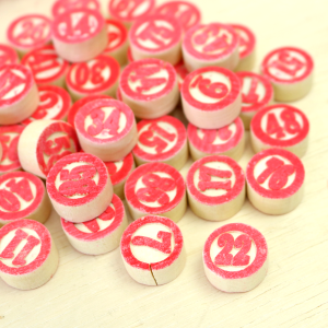 JOGO BINGO 90 PEDRAS DE MADEIRA NUMERADAS CARTELA MARCADORES SACO PARA SORTEIO - IM42068