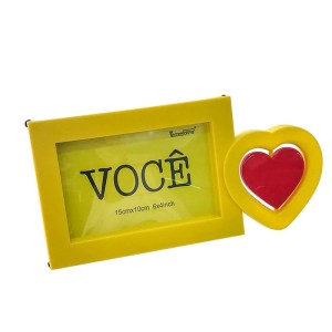 PORTA RETRATO DE PLASTICO COM CORACAO 10X15 AMARELO