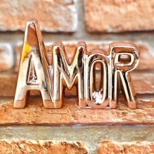 ENFEITE DE PORCELANA COM A FRASE AMOR  11,5X15 - CZ19506-GR