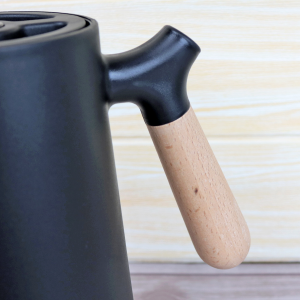 GARRAFA TÉRMICA POTTY PRETA 1 LITRO COM CABO MADEIRA - D1036