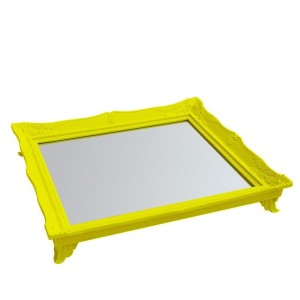 BANDEJA DE PLASTICO ESPELHADA COM PÉ AMARELA 29 X 24 CM - 3509
