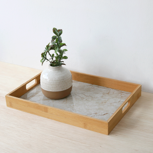 BANDEJA DE BAMBU COM FUNDO EM ESTAMPA MARMORIZADA 27.8X39.3X4.5CM - 96450-BG