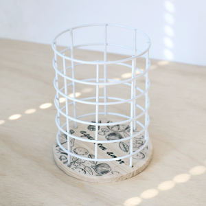 PORTA TALHER DE METAL ARAMADO REDONDO COM BASE EM MADEIRA 17X12CM - FERSC08-BR