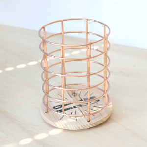 PORTA TALHER DE METAL ARAMADO REDONDO COM BASE EM MADEIRA 16X12CM - FERSC09-GR