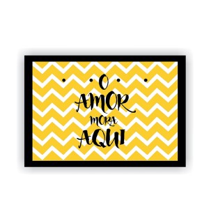 QUADRO PORTA CHAVE 17X25CM MOLDURA PRETO O AMOR MORA AQUI