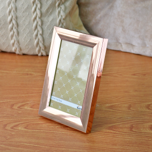 PORTA RETRATO PÉ GRAVATA DE PLÁSTICO 10X15CM GOLD ROSE - 3325